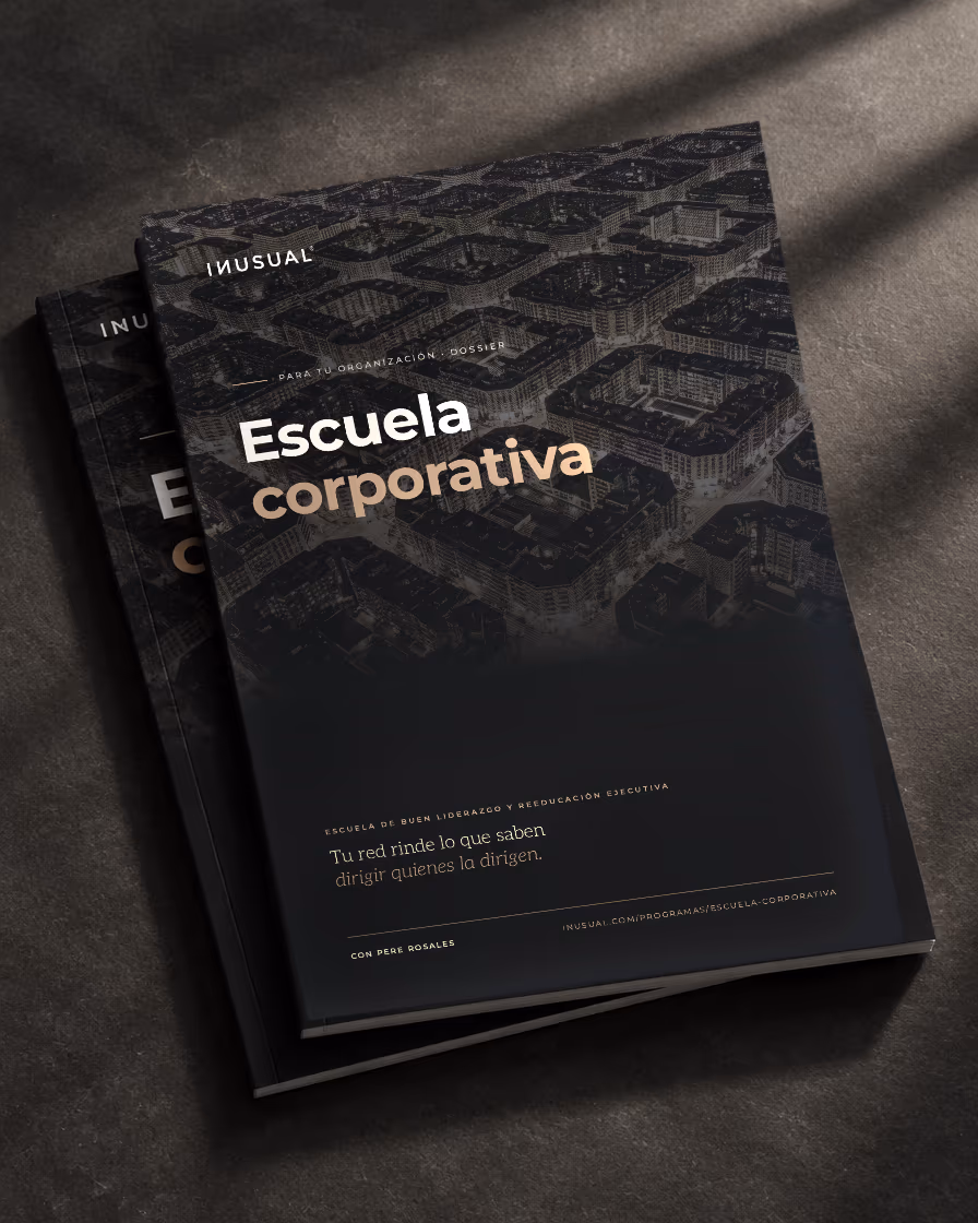 El dossier impreso de la Escuela corporativa sobre una mesa