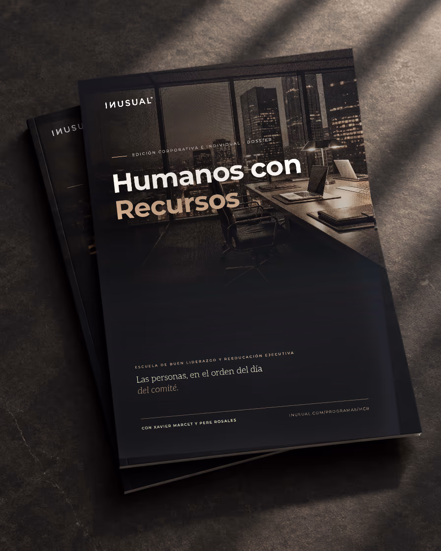El dossier impreso de Humanos con Recursos, edición corporativa e individual, sobre una mesa