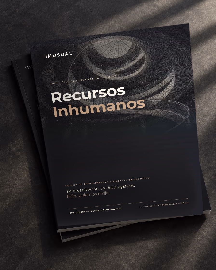 El dossier impreso de Recursos Inhumanos, edición corporativa, sobre una mesa