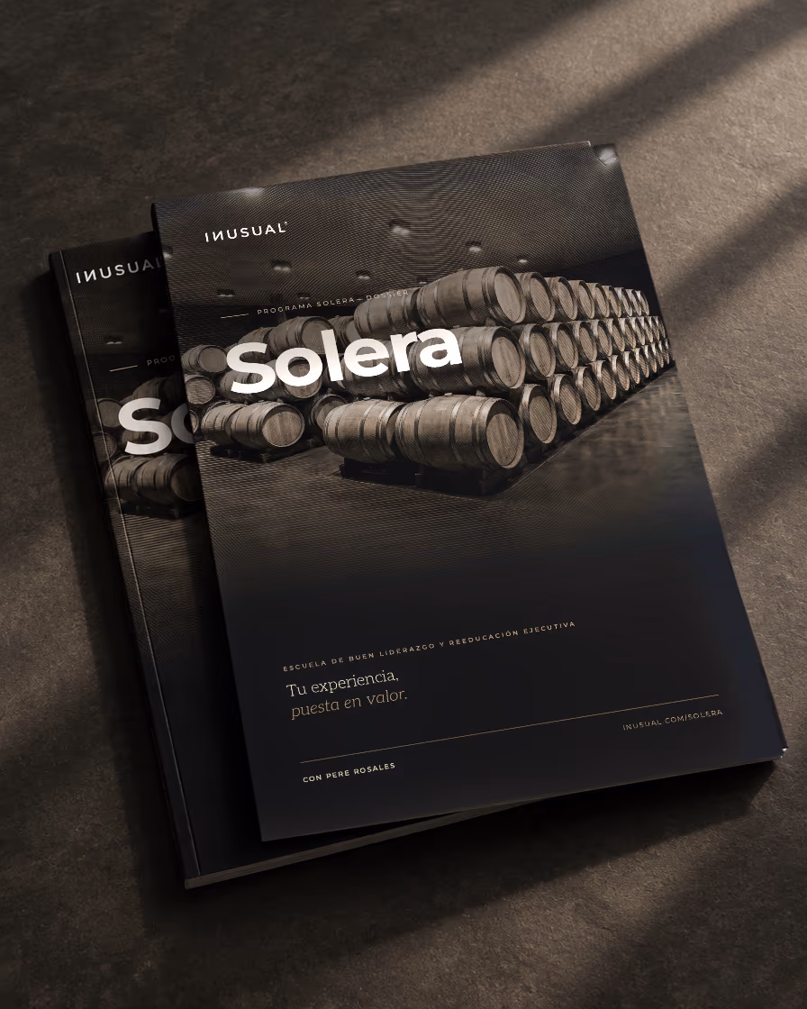 El dossier impreso de Solera sobre una mesa