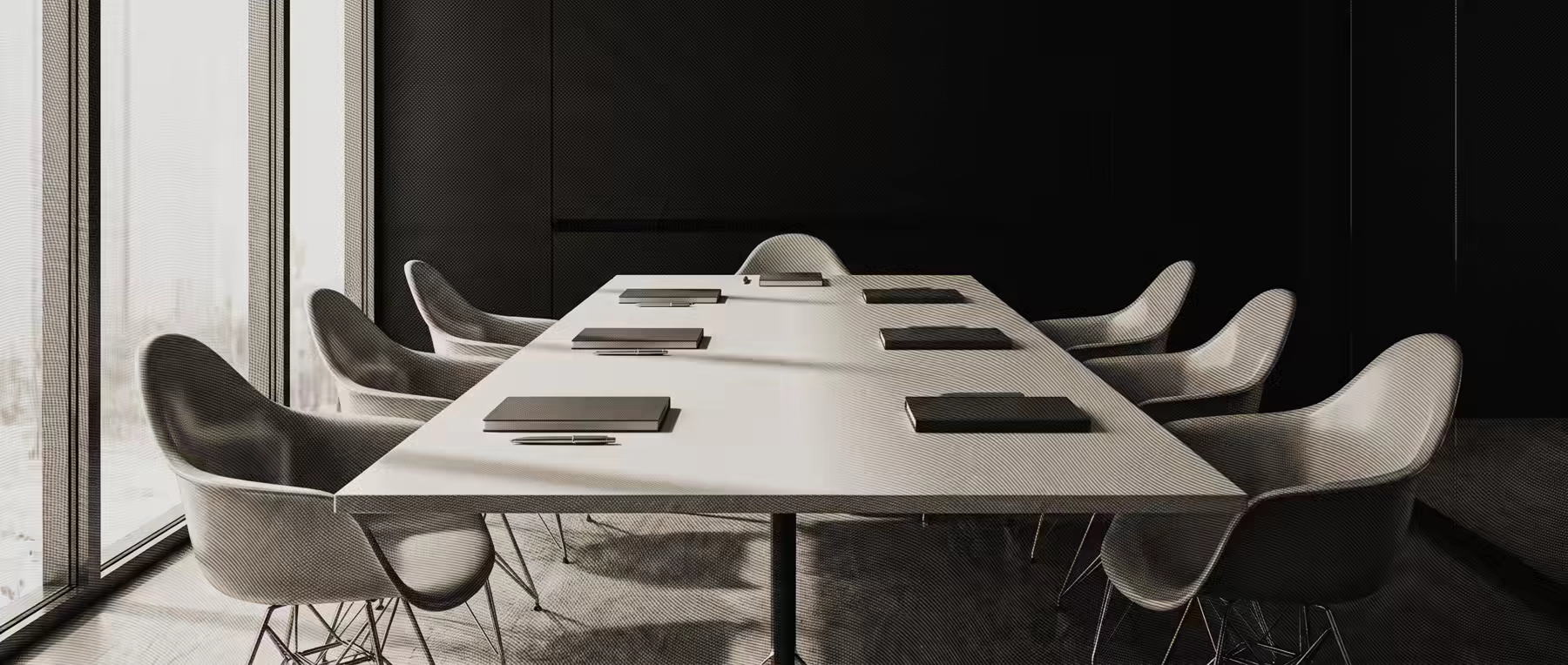Una sala de reuniones contemporánea con seis sillas vacías y un cuaderno cerrado delante de cada una, grabada